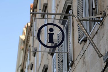 Referans Ofisi - Şehrin caddesinde bilgi plakası