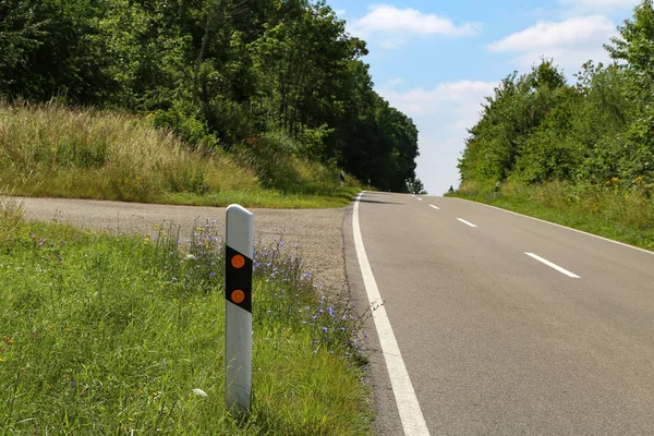 Bir ülke yolunda beyaz reflektör sonrası