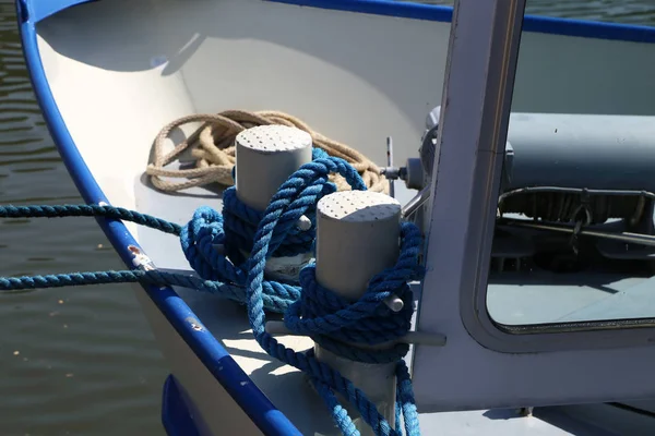 Provaz na přivázání člunu na molu — Stock fotografie