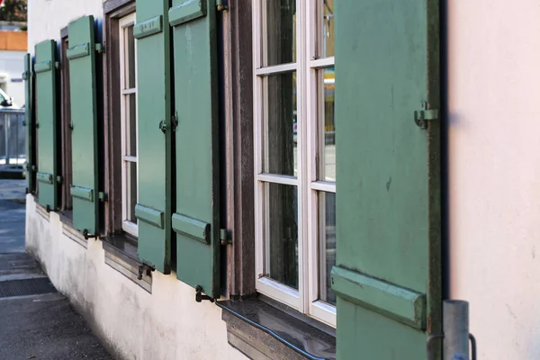 Fenêtres avec volets sur l'avant de la maison — Photo