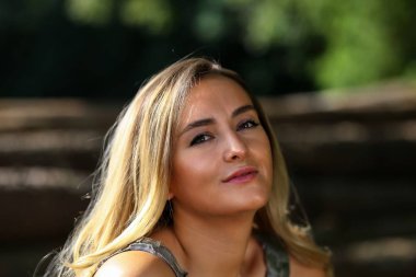 Kütüklerde oturan bir kızın portresi