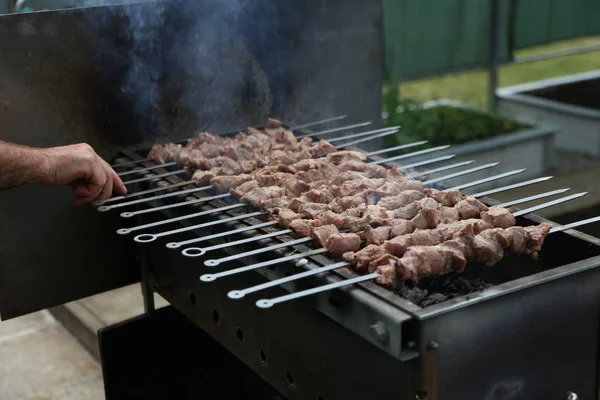 Rostat kött tillagat på grill med rök. Traditionell östlig maträtt. — Stockfoto