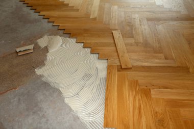 Yenilenmiş bir parke odasının inşaatı