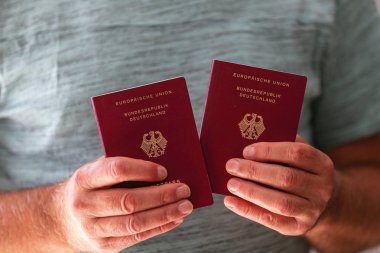 Elinde iki yeni Alman pasaportu