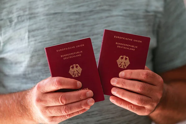 Elinde iki yeni Alman pasaportu