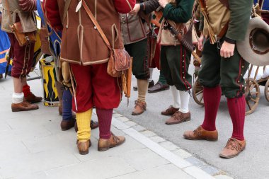 Bir şehir tatilinde silahşörler giysileri reconstructors