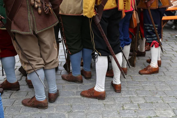 Reconstructores en ropa de mosqueteros en unas vacaciones en la ciudad — Foto de Stock