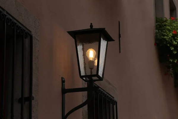 古い街灯は通行人のための道を照らす — ストック写真
