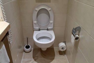 Banyonun içi. Duvara yakın yeni seramik tuvalet