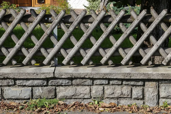 Recinzione in legno in un giardino vicino a una casa rurale — Foto Stock