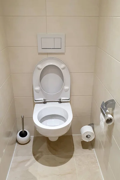 Εσωτερικό μπάνιο. Νέα κεραμική τουαλέτα κοντά στον τοίχο — Φωτογραφία Αρχείου