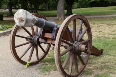 Eski top parkta sergileniyor.