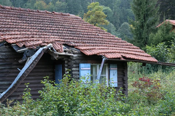 Vecchia casa in legno in rovina ai margini del villaggio — Foto Stock