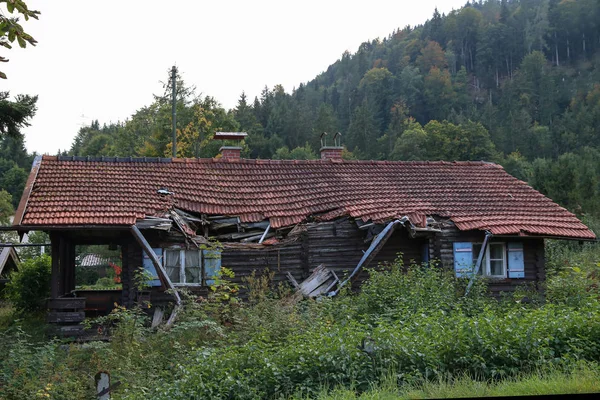 村の端に荒廃した古い木造住宅 — ストック写真