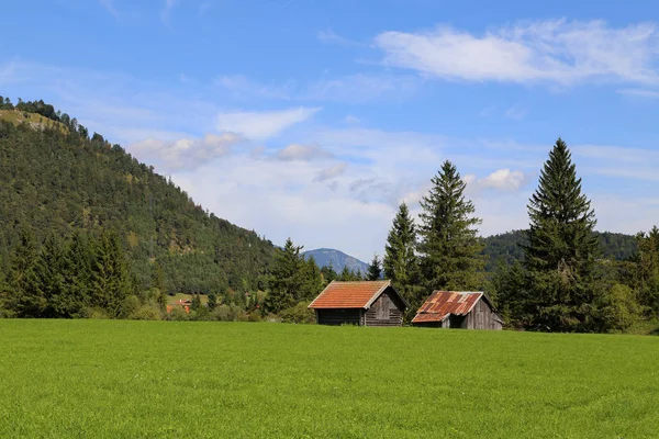 Cabañas de montaña en prados verdes en los Alpes —  Fotos de Stock