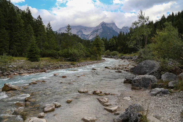 アルプスの小さな川と山の風景 — ストック写真