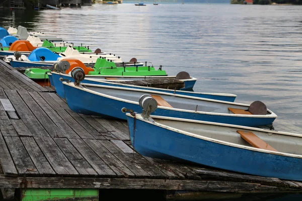 Рибальські човни на березі озера — стокове фото