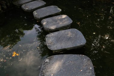 Küçük bir dere üzerindeki yapay taş köprü.