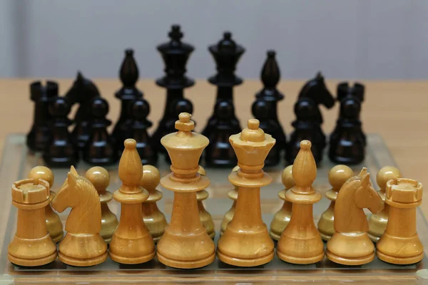 Houten schaakstukken staan op het bord voor de start van het nieuwe spel — Stockfoto