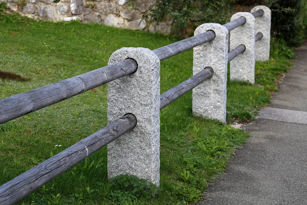 Ogrodzenie z kamiennych kolumn i drewnianych prętów — Zdjęcie stockowe