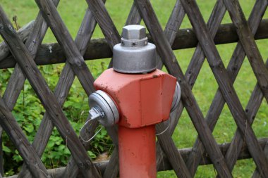 Tipik kırmızı yangın musluğu sokakta duruyor.