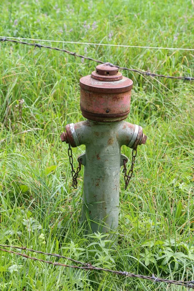 Típico viejo hidrante se encuentra en la calle —  Fotos de Stock