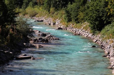 Alplerde küçük bir nehri olan dağ manzarası