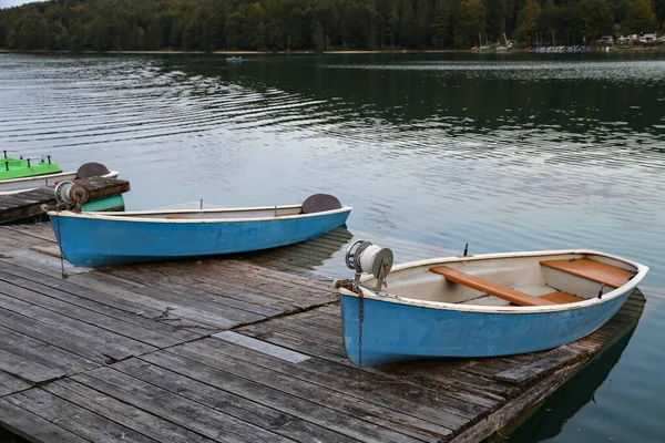 Pescherecci sulla riva del lago — Foto Stock