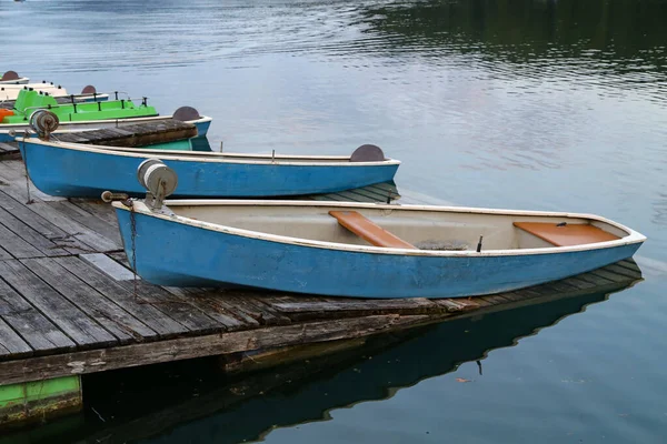 Vissersboten aan de oever van het meer — Stockfoto