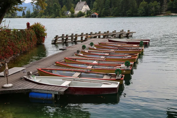Bateaux de pêche sur la rive du lac — Photo