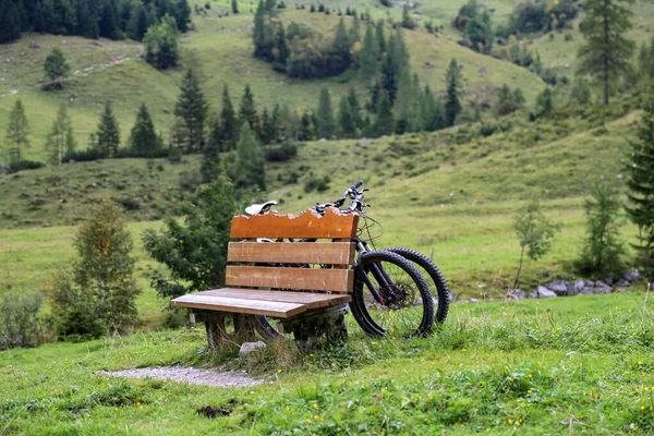 Fahrräder stehen an der Bank zum Ausruhen in den Bergen — Stockfoto