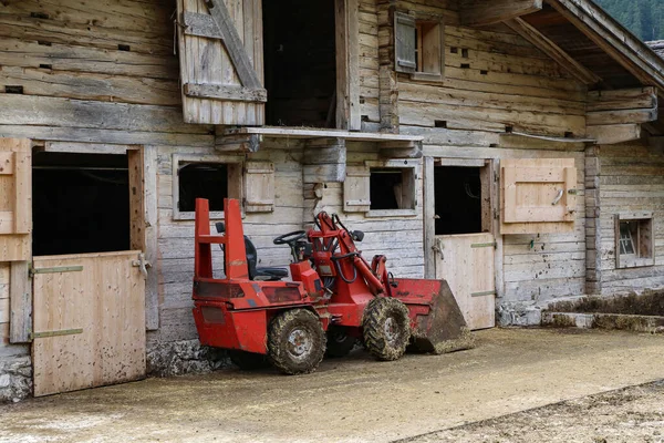 Маленький трактор з відром для роботи на селянському подвір'ї — стокове фото