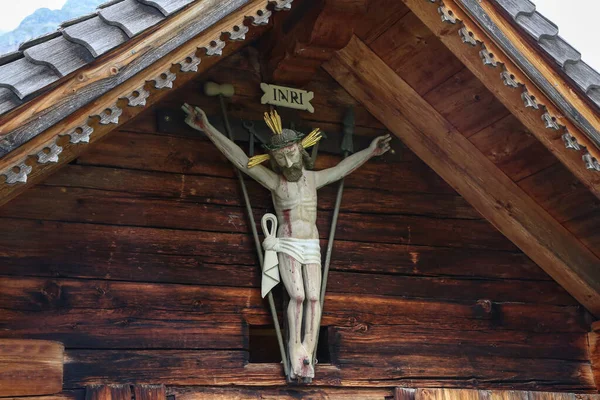 Маленькая деревянная церковь в Австрийских Альпах — стоковое фото