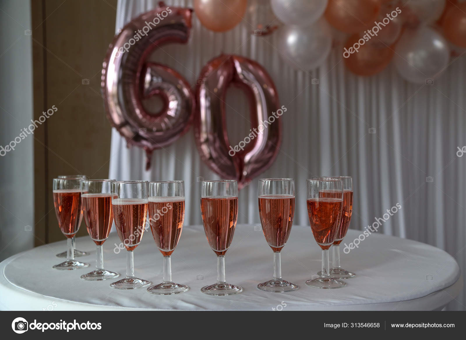 Rempli De Verres A Champagne Pour Le 60e Anniversaire Image Libre De Droit Par Malleo C Rempli De Verres A Champagne Pour Le 60e Anniversaire Image Libre De Droit Par Malleo C