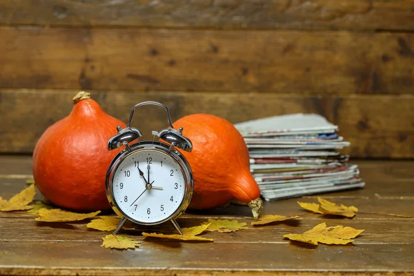 Bodegón de otoño con un viejo despertador —  Fotos de Stock