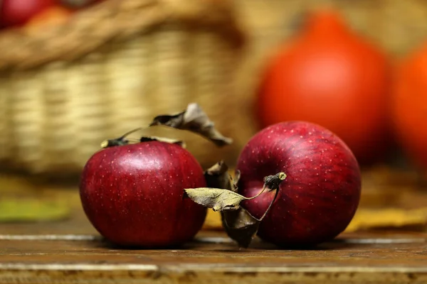 Composición de manzanas rojas maduras sobre un fondo borroso — Foto de Stock