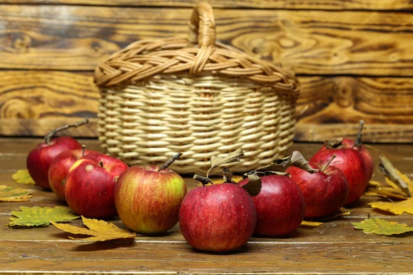 Composición de manzanas rojas maduras sobre un fondo borroso — Foto de Stock