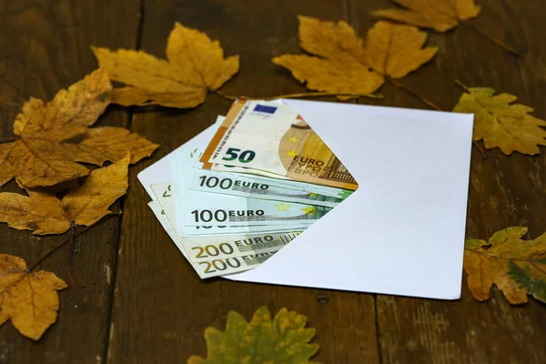 Contante kopieën van euro 's in een envelop liggen op tafel — Stockfoto