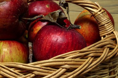 Olgun kırmızı elmaların sepette durması.