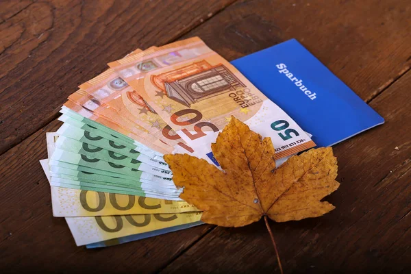 Euro-geld in een spaarboekje op tafel — Stockfoto