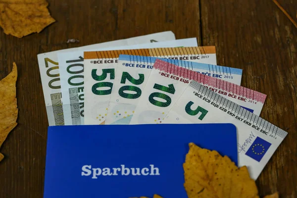 Euro-geld in een spaarboekje op tafel — Stockfoto