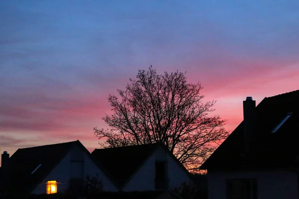 Красивый закат из окна дома — стоковое фото