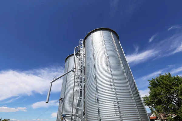 Metallische Silos in Weiß über dem Himmel — Stockfoto