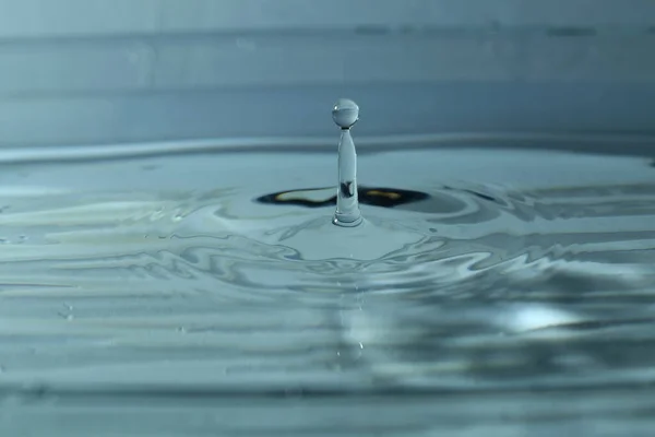 Маленька Крапля Води Падає Поверхню Води — стокове фото