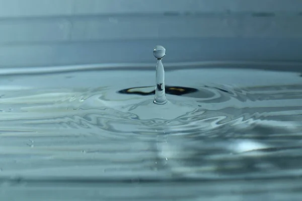 Una Pequeña Gota Agua Cae Sobre Superficie Del Agua — Foto de Stock