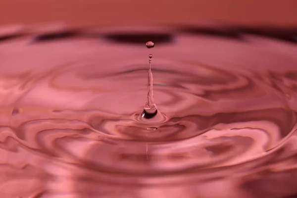 Una Piccola Goccia Acqua Cade Sulla Superficie Dell Acqua — Foto Stock