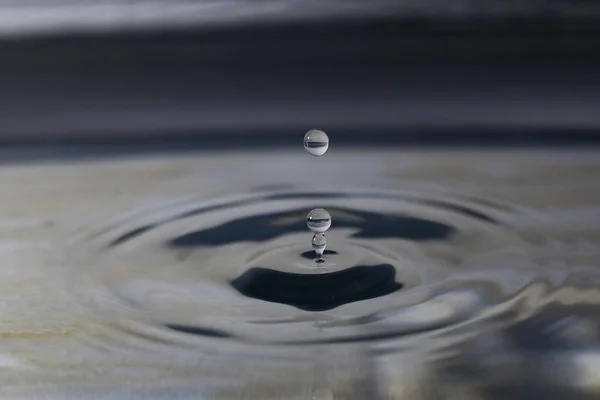 Небольшая Капля Воды Падает Поверхность Воды — стоковое фото