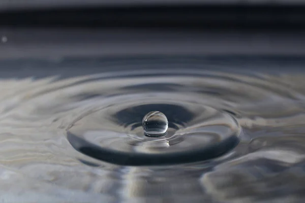 Una Piccola Goccia Acqua Cade Sulla Superficie Dell Acqua — Foto Stock