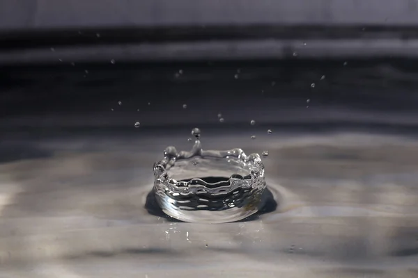 Una Pequeña Gota Agua Cae Sobre Superficie Del Agua — Foto de Stock
