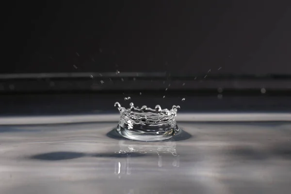 Una Pequeña Gota Agua Cae Sobre Superficie Del Agua —  Fotos de Stock
